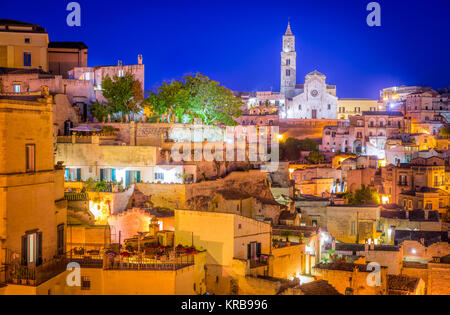 Panoramablick auf die Nacht Blick von der "Assi"-Bezirk in Matera vom Belvedere Luigi Guerricchio. Basilikata, Süditalien. Stockfoto