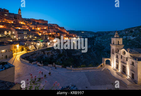 Malerische Anblick der "Assi" Stadtteil Matera auf Sonnenuntergang von Santa Maria de Idris e San Giovanni in Monterrone, Basilicata, Italien. Stockfoto