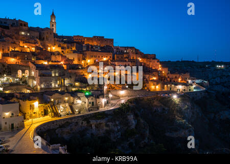 Malerische Anblick der "Assi" Stadtteil Matera auf Sonnenuntergang von Santa Maria de Idris e San Giovanni in Monterrone, Basilicata, Italien. Stockfoto