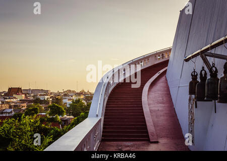 Treppen hinauf mit Bangkok Blick auf die bacground Stockfoto