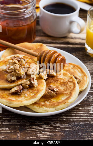 Muttertag Brunch mit leckeren Pfannkuchen mit Honig und Nüssen, Orangensaft und Kaffee Stockfoto