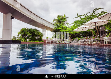 Nahaufnahme des Wassers im Pool und Palmen rund um Stockfoto