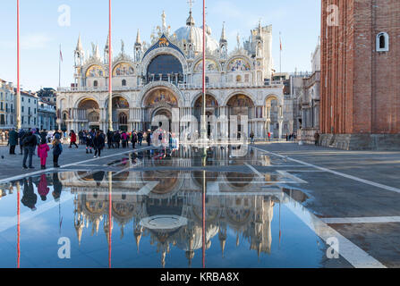 Basilika San Marco in Acqua Alta oder Überflutung durch extreme Hochwasser von der Lagune, an der Piazza San Marco, Venedig, Italien wider Stockfoto