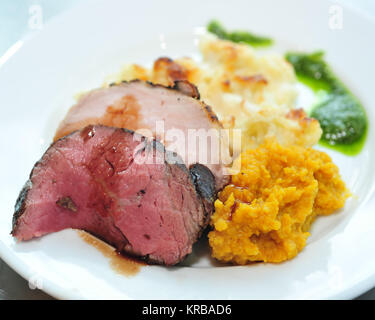 Rindfleisch und Kartoffel Gratin auf einer Platte Stockfoto