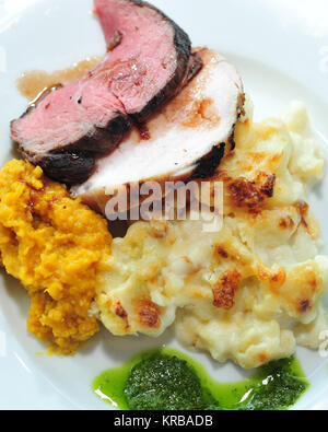 Rindfleisch und Kartoffel Gratin auf einer Platte Stockfoto