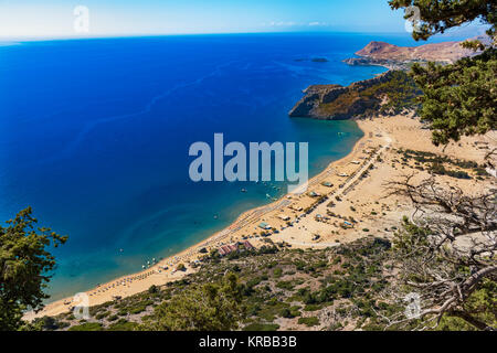 Tsambika Strand mit goldenem Sand - Ansicht von Tsambika Kloster (Rhodos, Griechenland) Stockfoto