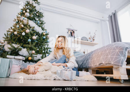 Blonde baby girl ist am Boden Stockfoto