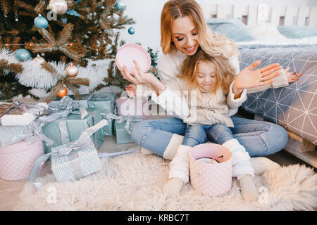 Mama und Tochter öffnen Geschenke Stockfoto