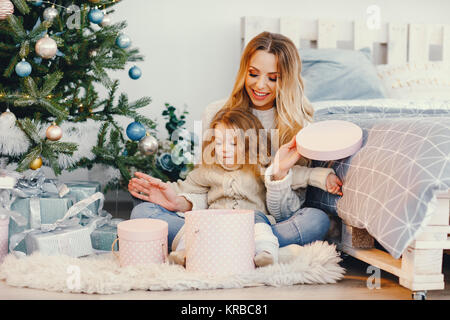 Mama und Tochter öffnen Geschenke Stockfoto