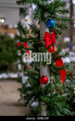 Rad Bow Tie, Weihnachtsschmuck und immergrünen Dekoration hängen an den Wald Spalte. Traditionelle Feier, Weihnachtszeit und Weihnachten conce Stockfoto