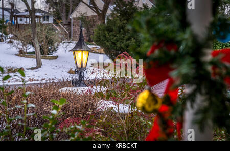 Beleuchtete outdoor Laterne mit weißer Schnee gibt einen zusätzlichen Charakter für einen Urlaub Dekor. Urlaub Konzept. Stockfoto