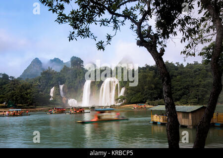 Touristische boote anzeigen Detian Wasserfall in China, auch bekannt als Ban Gioc in Vietnam ist die vierte größte transnationale Wasserfälle der Welt. Locat Stockfoto