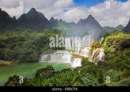 Detian Wasserfall in China, auch als Ban Gioc in Vietnam bekannt ist die vierte größte transnationale Wasserfälle der Welt. Im Karst Hügel von D Stockfoto