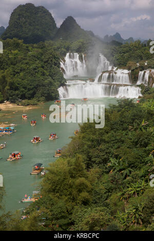 Touristische boote anzeigen Detian Wasserfall in China, auch bekannt als Ban Gioc in Vietnam ist die vierte größte transnationale Wasserfälle der Welt. Locat Stockfoto