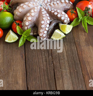 Rohen Tintenfisch mit Kalk, Tomaten und Kräutern Stockfoto