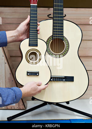 Ordentliche Gitarre und Ukulele im Store. Stockfoto