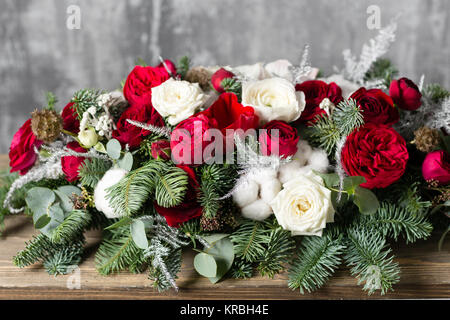 Winter Dekor. Die Zusammensetzung der Branchen Nobilis und frische Blumen. Arbeit florist im Shop. Für die Verzierung eines Abendessen mit der Familie Stockfoto