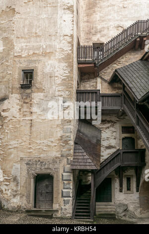 Treppen aus Burg Orava mit Türen Stockfoto