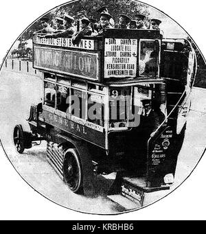 Weltkrieg ein Foto - WWI Troop Transport - alle Londoner Busse beschlagnahmt wurden neu mobilisiert Truppen im Jahr 1914 durchführen Stockfoto