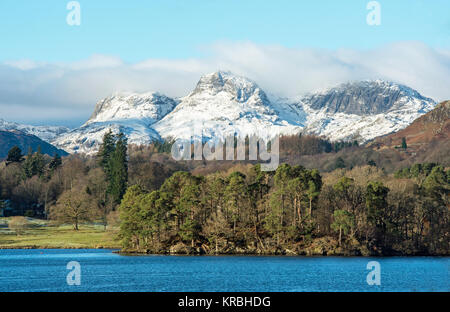 Langdale Pikes von Waterhead auf Windermere Lake District an einem klaren Wintertag im Dezember Stockfoto