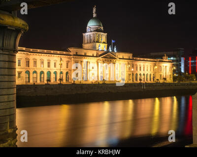 Dublin, Irland - 8 September, 2016: Die Fassade der Dubliner Custom House an den Ufern des Flusses Liffey ist abends beleuchtet. Stockfoto