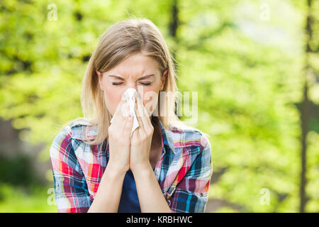 Frau mit Allergie Symptom blasen Nase Stockfoto