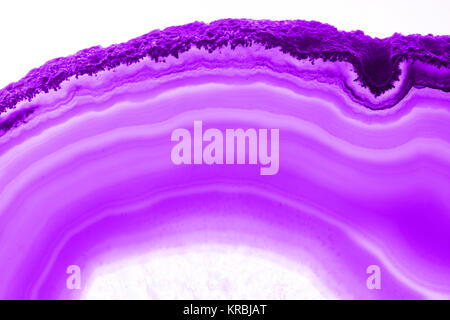 Zusammenfassung Hintergrund, Ultra Violet pruple Achat mineral Querschnitt auf weißem Hintergrund Stockfoto