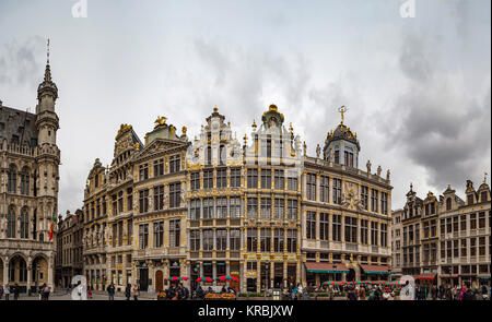 Editorial: 16. April 2017: Brüssel, Belgien. Hochauflösende Panorama Blick auf die Straße. Fußgängerzone am Grand Place. Europa. Stockfoto