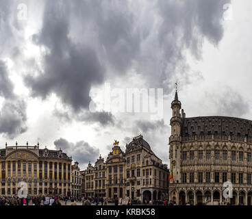 Editorial: 16. April 2017: Brüssel, Belgien. Hochauflösende Panorama Blick auf die Straße. Fußgängerzone am Grand Place. Europa. Stockfoto