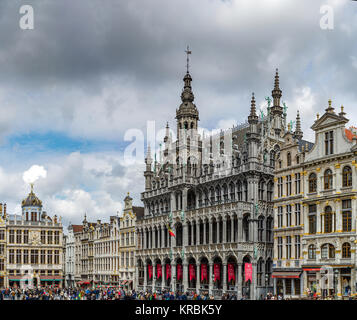 Editorial: 16. April 2017: Brüssel, Belgien. Hochauflösende Panorama Blick auf die Straße. Fußgängerzone am Grand Place. Europa. Stockfoto