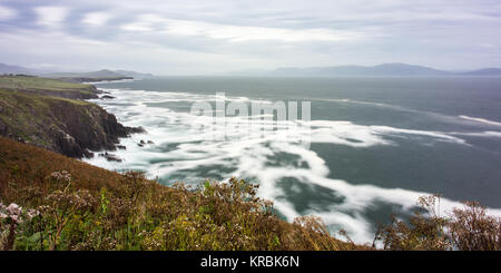 Wellen brechen auf Klippen am Slea Head auf der Dingle Halbinsel im Westen der irischen Grafschaft Kerry. Stockfoto