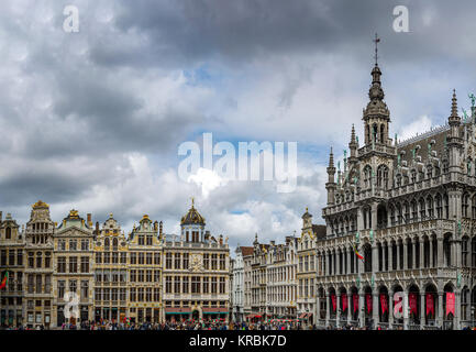 Editorial: 16. April 2017: Brüssel, Belgien. Hochauflösende Panorama Blick auf die Straße. Fußgängerzone am Grand Place. Europa. Stockfoto