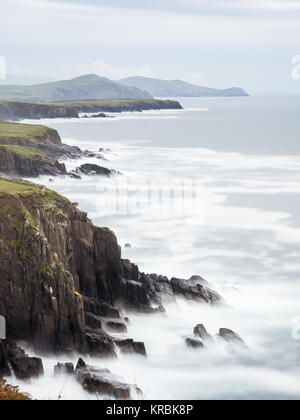 Wellen brechen auf Klippen am Slea Head auf der Dingle Halbinsel im Westen der irischen Grafschaft Kerry. Stockfoto