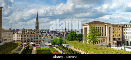 Editorial: 16. April 2017: Brüssel, Belgien. Hochauflösende Panorama Blick auf die Straße. Berühmte Kunstberg oder den Berg der Künste Gärten. Europa. Stockfoto