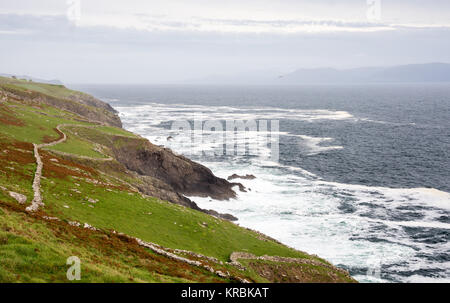 Wellen brechen auf Klippen am Slea Head auf der Dingle Halbinsel im Westen der irischen Grafschaft Kerry. Stockfoto