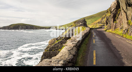 Eine spektakuläre schmale Straße schlängelt sich entlang der Klippen von Slea Head auf der Dingle Halbinsel im Westen der irischen Grafschaft Kerry. Stockfoto