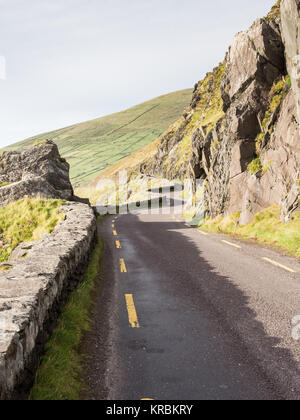 Eine spektakuläre schmale Straße schlängelt sich entlang der Klippen von Slea Head auf der Dingle Halbinsel im Westen der irischen Grafschaft Kerry. Stockfoto