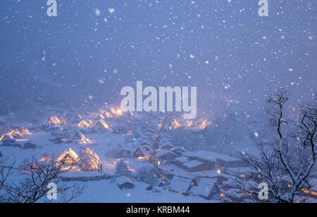 Shirakawago aufleuchtenden Schneefall Stockfoto