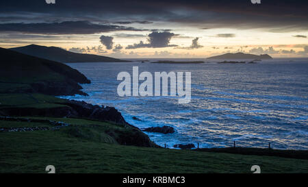 Sonnenuntergang über die Blasket Islands in Dunquin auf der Dingle Halbinsel im County Kerry in Irland. Stockfoto