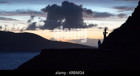 Sonnenuntergang über Slea Head und die Blasket Inseln auf der Halbinsel Dingle in der Grafschaft Kerry in Irland. Stockfoto