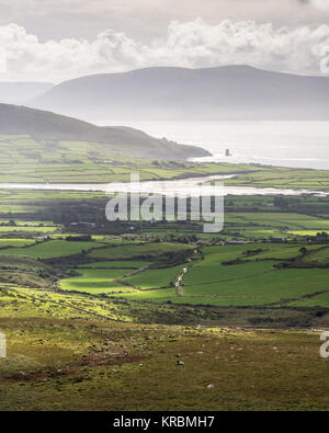 Die prominente Meer Stapel eines Searrach steht vor der Küste der Halbinsel Dingle, mit den Bergen der Iveragh Halbinsel hinter, als angesehen Fro Stockfoto