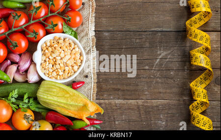 Raw Organic gelbe Erbsen in der Schüssel und Gemüse Stockfoto
