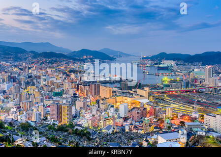 Nagasaki, Japan Stadtbild in der Abenddämmerung. Stockfoto