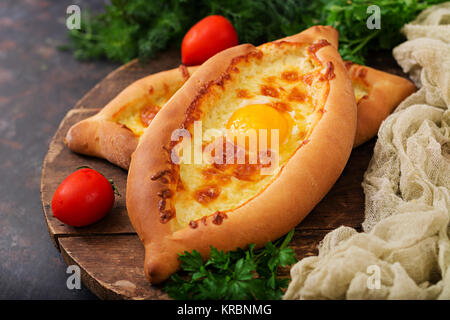 Khachapuri in Adjarian. Torte mit Mozzarella und Ei öffnen. Georgische Küche. Stockfoto