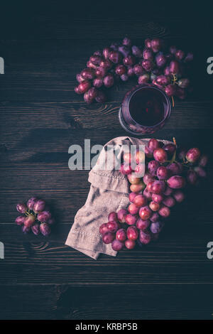 Trauben und ein Glas Wein. Stockfoto