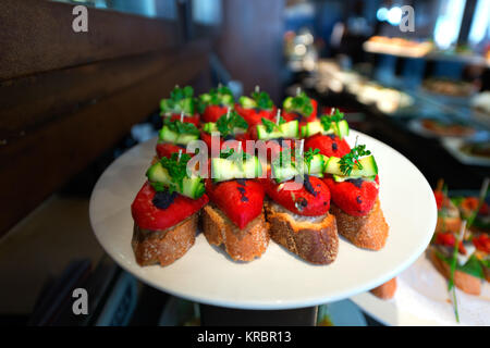 Teller Tapas (kleine Vorspeise) in einem Restaurant in der Mitte der Stadt von Barcelona, Katalonien, Spanien Stockfoto