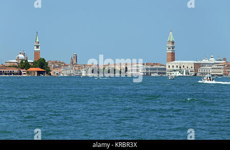 Stadtbild Blick auf der Insel von Venedig in Italien mit der alten Paläste und Türme von der Fähre Vaporetto in italienischer Sprache in t genannt Stockfoto