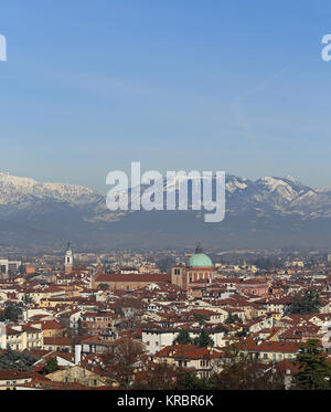 Panoramablick auf die Stadt Vicenza in Italien und die große Kuppel der Kathedrale im Winter mit Schnee in den Bergen Stockfoto