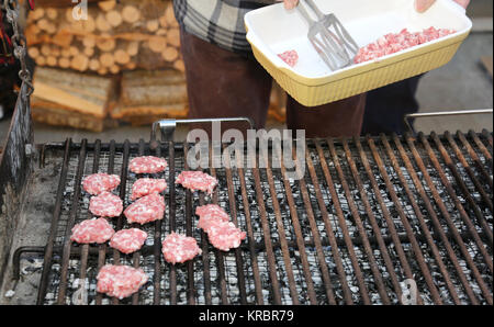 Viele Scheiben Salami gebraten auf den sehr heißen Grill Stockfoto