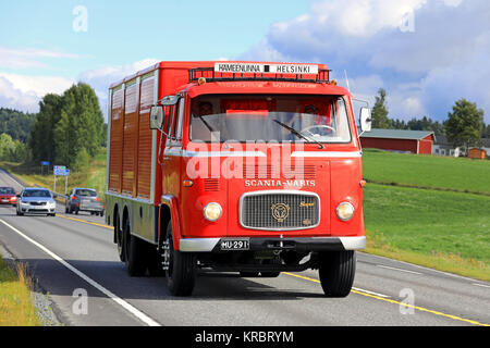 IKAALINEN, Finnland - 13 AUGUST 2017: SCANIA-VABIS LBS 76 LKW-Jahr 1967 ursprünglich für Getränke Verkehr bewegt sich entlang der Autobahn nach Power Truck Show Stockfoto